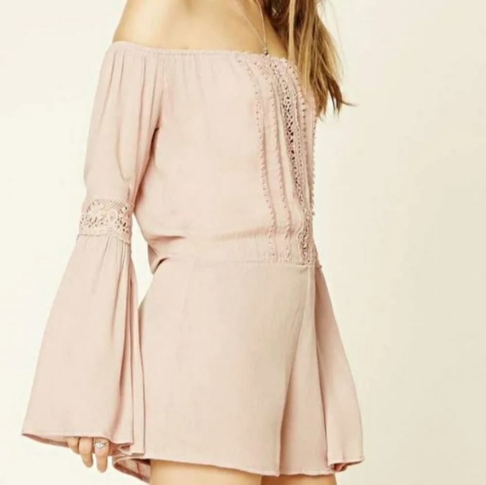 🌟NWT🌟 Forever 21 Crochet Panel Off-Shoulder Romper Long Sleeves Medium Blush - Picture 3 of 8
